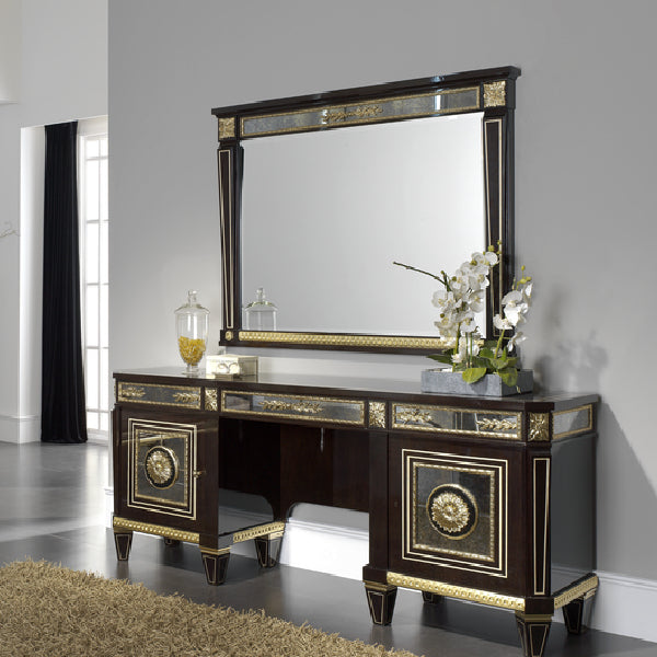 Sophisticated Framed Mirror: A Perfect Blend of Elegance and Functionality