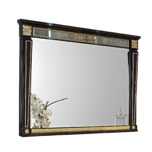 Sophisticated Framed Mirror: A Perfect Blend of Elegance and Functionality